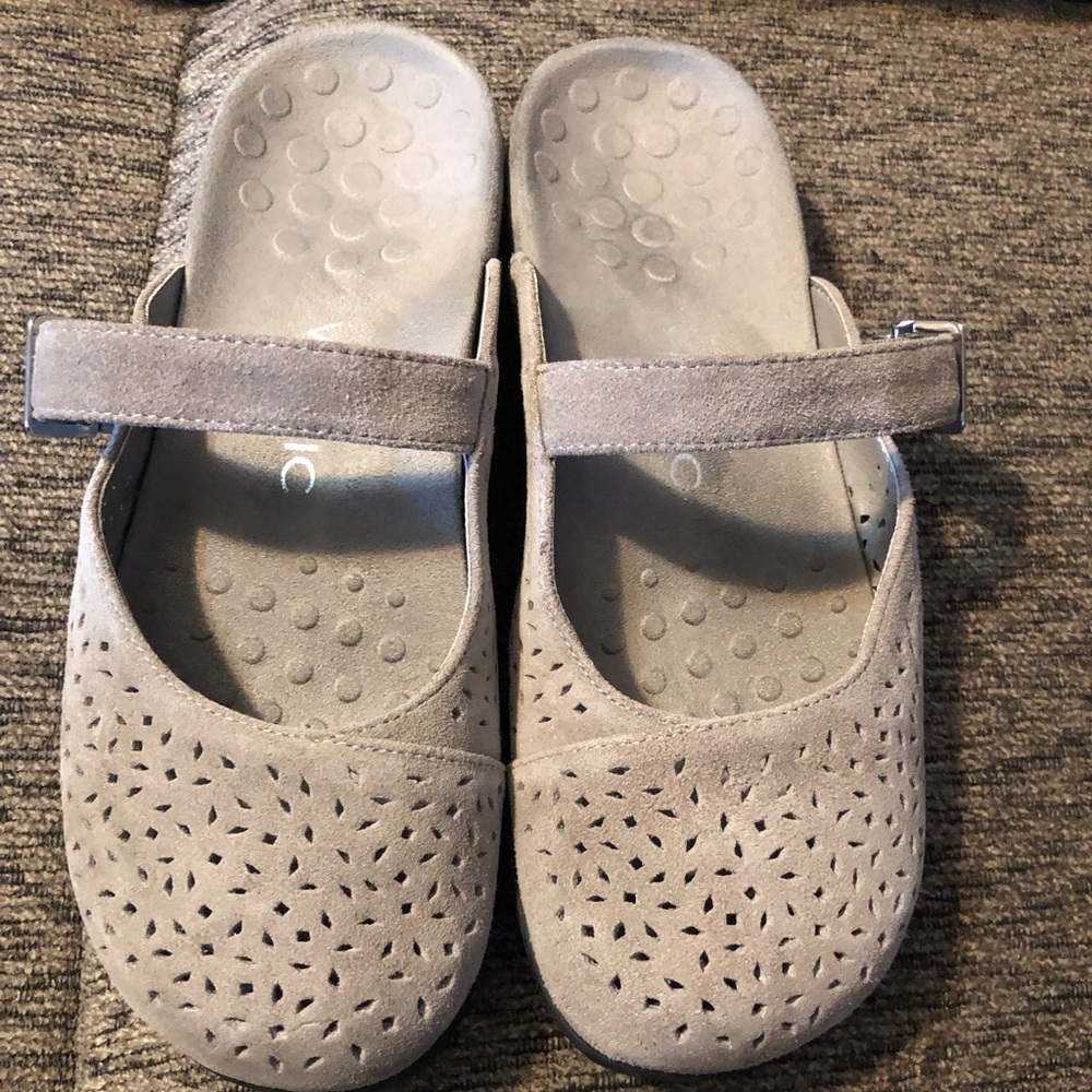 Like new vionic slip ins. Grey in color.